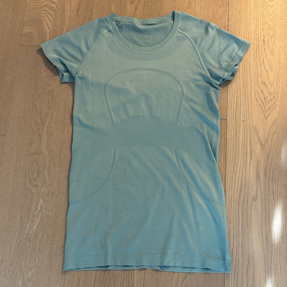 Women's Lululemon Swiftly Tech Blue Short Sleeve Top.